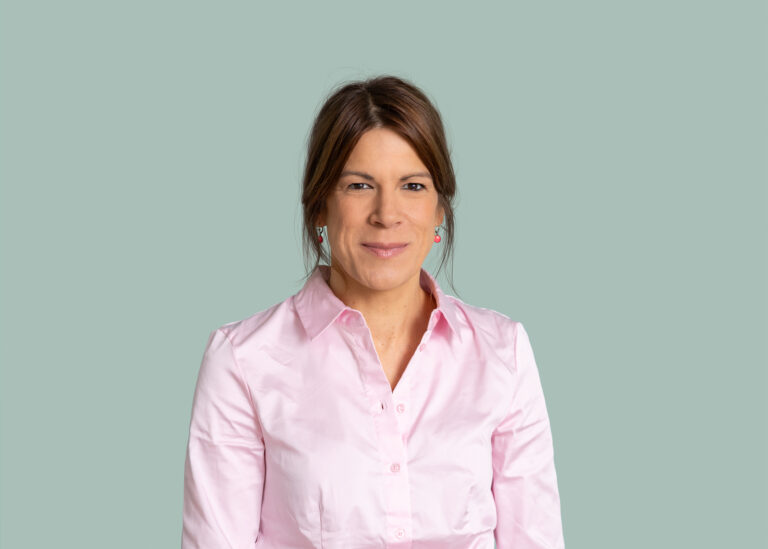 JULIA PAUL